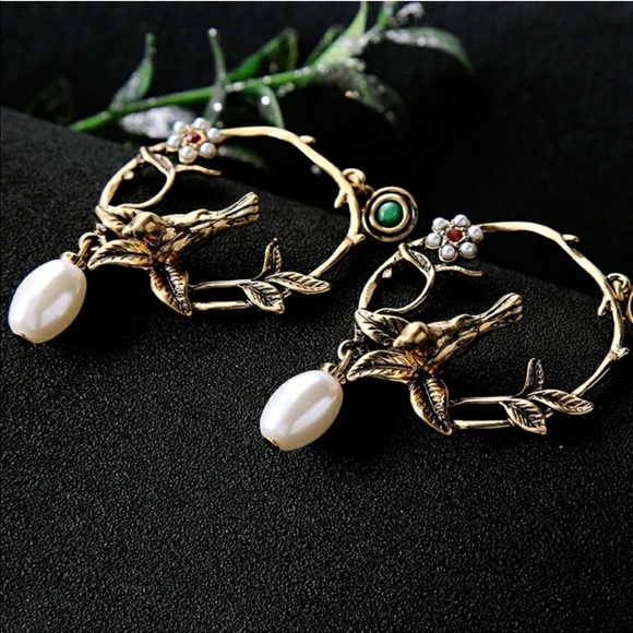 Beautiful Crystal pearl statement earrings - Picture 2 of 2